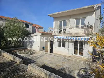 Kuća 120 m², Trogir - mirna lokacija na Čiovu