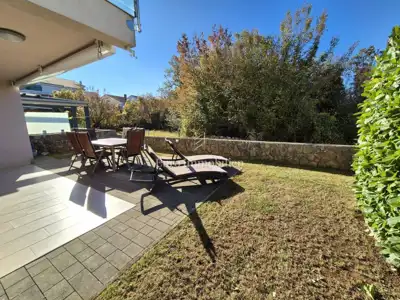 Apartman u prizemlju s pogledom na more - Njivice