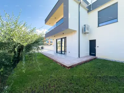 Medulin. Prodaje se dvojna vila sa bazenom i garažom