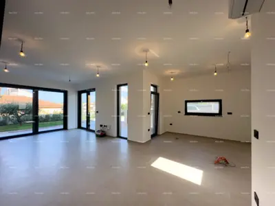 Medulin. Prodaje se dvojna vila sa bazenom i garažom - 2