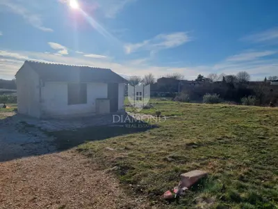 Central Istria, building plot with auxiliary building