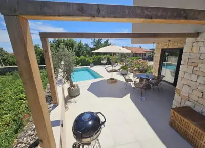 Kuća 94 m², Marčana - bazen i okućnica - 2