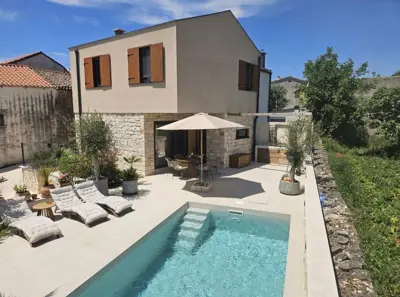 Kuća 94 m², Marčana - bazen i okućnica
