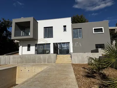 KRALJEVICA – moderna novogradnja s pogledom na more i bazenom!
