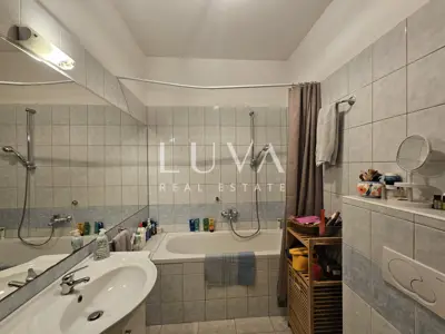 Wohnung 81,2 m², Žnjan - 3 Zimmer, Loggia und Hof - 10