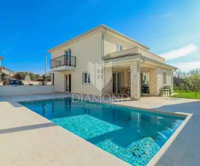 Kuća 180 m², Umag - bazen i okućnica