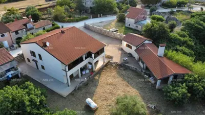 House 420 m² in Umag, three apartments and yard 2 119 m² - 2
