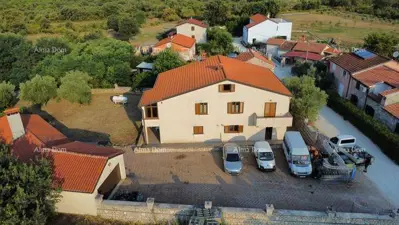 Haus 420 m² in Umag, drei Wohnungen und Grundstück 2 119 m²