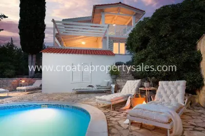 Kuća 150 m², Otok Hvar - 50 m od mora i bazen