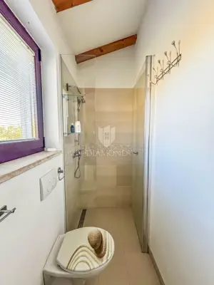 Haus 250 m², Umgebung von Buje - 4 Schlafzimmer und 3 Einheiten - 15