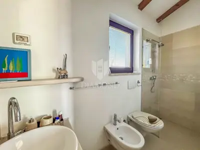 Haus 250 m², Umgebung von Buje - 4 Schlafzimmer und 3 Einheiten - 14