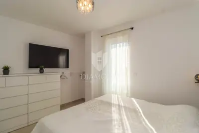 Kuća 151 m², Poreč - luksuzno opremljena i ograđena okućnica - 11