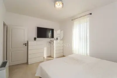 Kuća 151 m², Poreč - luksuzno opremljena i ograđena okućnica - 12