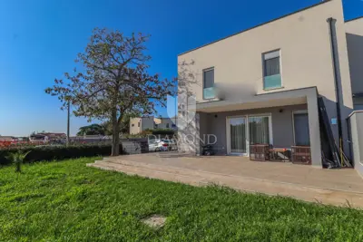 Kuća 151 m², Poreč - luksuzno opremljena i ograđena okućnica - 20
