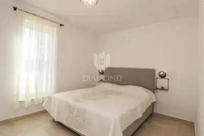 Kuća 151 m², Poreč - luksuzno opremljena i ograđena okućnica - 13