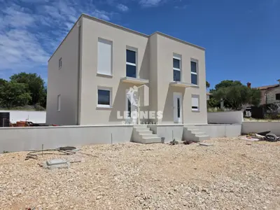 Dvojna kuća 90 m², Savudrija - bazen i terasa