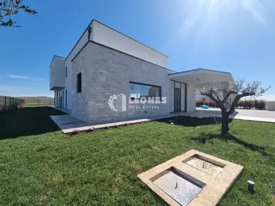 Villa 220 m², Brtonigla - beheizter Pool und ruhige Mikrolage