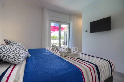 Pula, okolica, atraktivna kuća modernog dizajna - 15