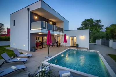 Pula, Umgebung, attraktives Haus modernen Designs