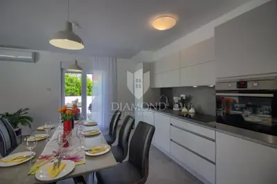 Pula, okolica, atraktivna kuća modernog dizajna - 10