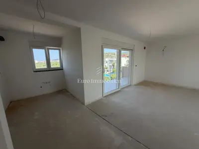 Stan 82 m², Vodice - 2 spavaće sobe i krovna terasa - 8