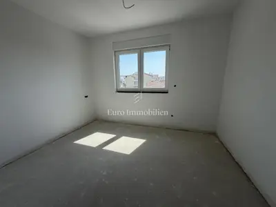 Stan 82 m², Vodice - 2 spavaće sobe i krovna terasa - 7
