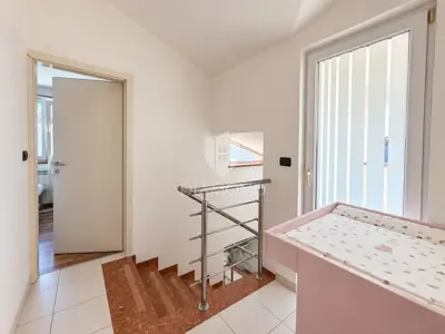 Kuća u okolici Umaga, dva stana i velika okućnica - 7