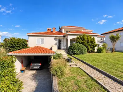 Kuća u okolici Umaga, dva stana i velika okućnica - 2