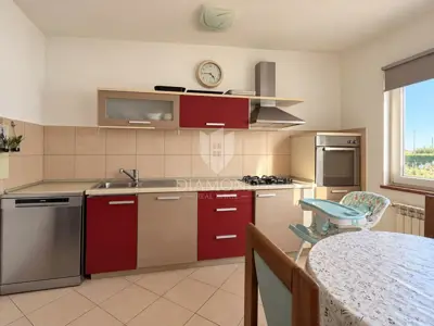 Kuća u okolici Umaga, dva stana i velika okućnica - 4