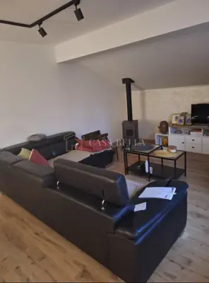 House floor 145 m², Klana - two apartments and yard