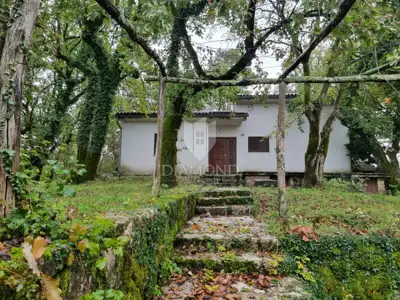 KRK GOSTINJAC, Haus zur Adaptierung auf großem Grundstück