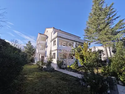 Krk, house with three residential units in Malinska
