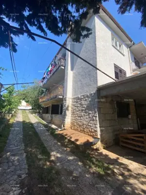 Haus 420 m², Pula Veli vrh, drei Wohnungen und Garage - 9
