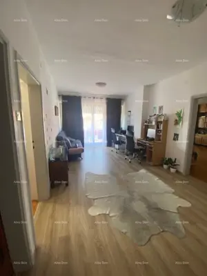 Haus 420 m², Pula Veli vrh, drei Wohnungen und Garage - 11