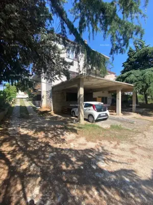 Haus 420 m², Pula Veli vrh, drei Wohnungen und Garage - 8