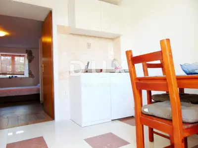 Haus 350 m², Pomer - 11 Apartments, 150 m vom Meer - 17