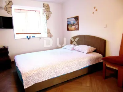 Haus 350 m², Pomer - 11 Apartments, 150 m vom Meer - 16