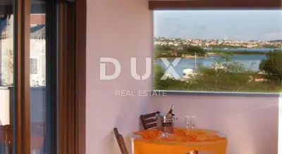 Haus 350 m², Pomer - 11 Apartments, 150 m vom Meer - 8