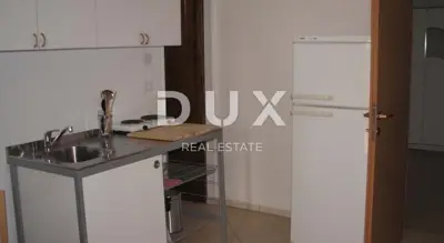 Haus 350 m², Pomer - 11 Apartments, 150 m vom Meer - 12