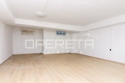 Gewerbeimmobilie zum Kauf in Jarun, 40 m²