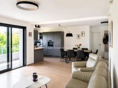 Wohnung 108 m², Kastav - 3 Zimmer, Loggia und 2 Parkplätze