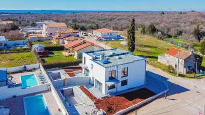 Umag, okolica! Opremljena moderna kuća s bazenom!