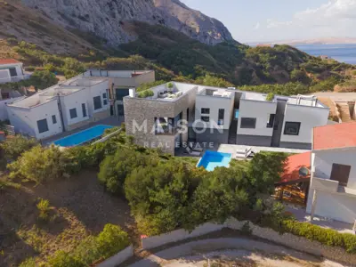 Moderne Oase auf Pag: Luxuriöse Villa mit Pool und Dachterrasse