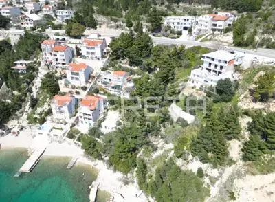 Građevinsko zemljište 1.214 m², Omiš - prvi red do mora