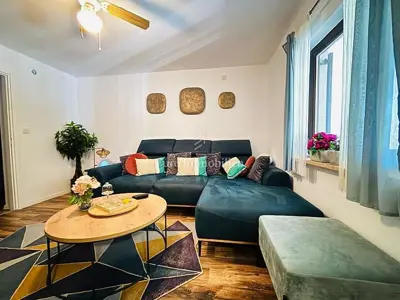 Pag - kuća s 4 apartmana i velikim dvorištem - 7