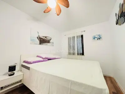 Pag - kuća s 4 apartmana i velikim dvorištem - 14