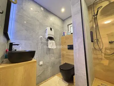 Pag - kuća s 4 apartmana i velikim dvorištem - 20