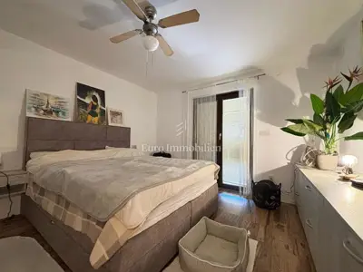 Pag - kuća s 4 apartmana i velikim dvorištem - 12