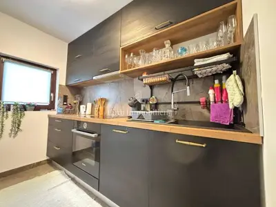 Pag - kuća s 4 apartmana i velikim dvorištem - 2