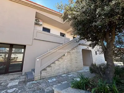 Pag - kuća s 4 apartmana i velikim dvorištem